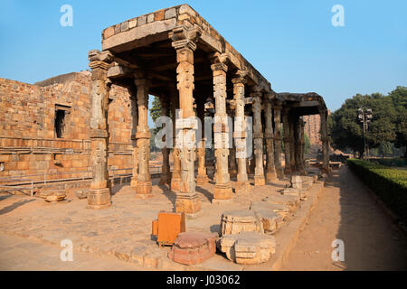 Colonne di arenaria a Qutb Minar complesso in Delhi, India Foto Stock