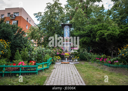 Piccolo Santuario con la Madonna statua in Ochota distretto di Varsavia, Polonia Foto Stock