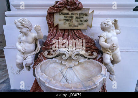 L'acqua santa font nella chiesa del monastero benedettino di San Nicolo l'Arena in Catania city sul lato est della Sicilia Isola, Italia Foto Stock