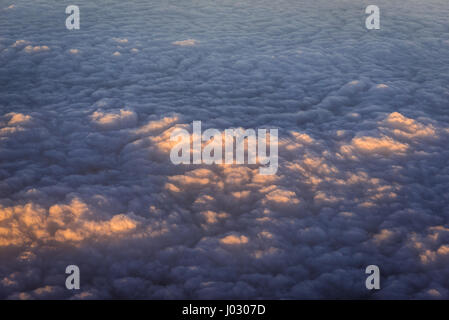 Alba sulle nuvole bianche visto dalla finestra di piano Foto Stock