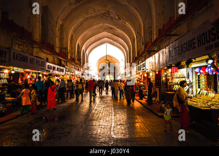 Meena Bazar - un mercato in entrata del red fort in chandani chowk, è noto per la vendita di opere di artigianato da persone locali. Foto Stock