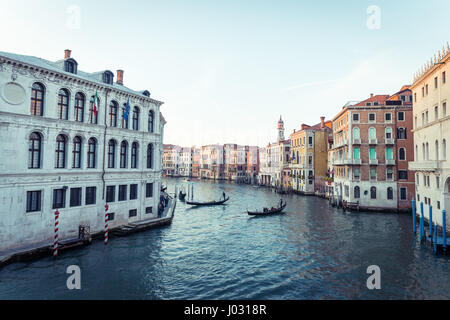Canal Grande visto dal ponte di Rialto durante il tramonto a Venezia, Italia Foto Stock