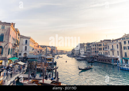 Visualizzazione classica del Canal Grande visto dal ponte di Rialto durante il tramonto a Venezia, Italia Foto Stock