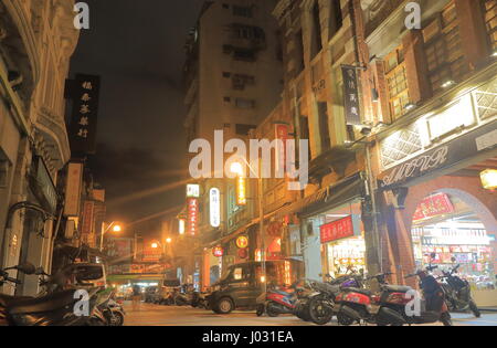 Dihua Street nel quartiere commerciale notte cityscape in Taipei Taiwan. Dihua Street è stato costruito durante il 1850s e è stato un importante centro per Foto Stock