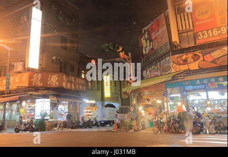 Dihua Street nel quartiere commerciale notte cityscape in Taipei Taiwan. Dihua Street è stato costruito durante il 1850s e è stato un importante centro per Foto Stock