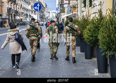 Tre soldati di pattuglia sulla Via Etnea, una delle strade principali di Catania city sul lato est della Sicilia Isola, Italia Foto Stock