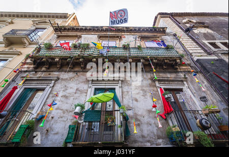 Nessuna organizzazione Muos bandiera su un edificio in via Alessi a Catania città sul lato est della isola di Sicilia, Italia Foto Stock