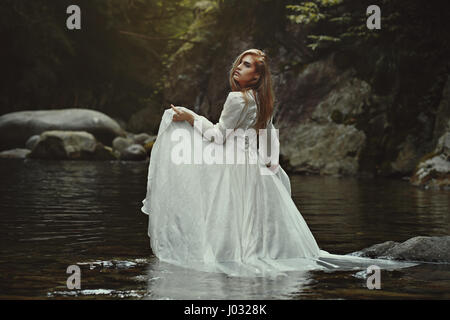 Bella donna eterea in acque mistico. Laghetto di fantasia Foto Stock