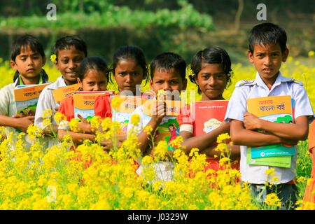 Gli studenti di Manikganj's Singair sono estasiato dopo arrivano nuovi libri di testo di quest'anno. Foto Stock