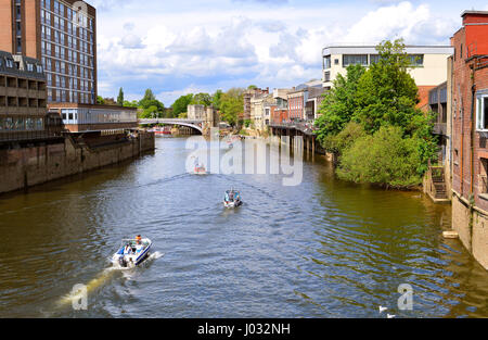 Barche sul fiume Ouse nella città di York Foto Stock