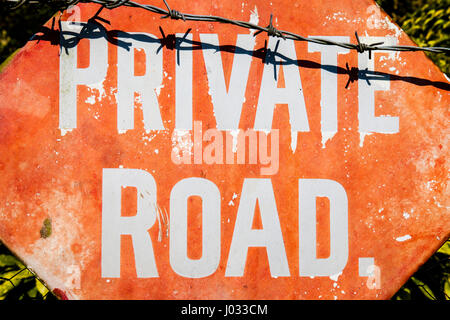Strada privata di firmare con il filo spinato protezione England Regno Unito Foto Stock
