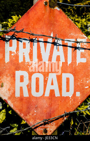 Strada privata di firmare con il filo spinato protezione England Regno Unito Foto Stock