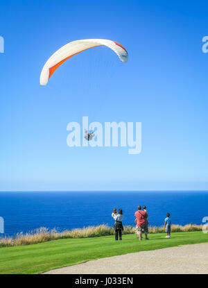 Parapendio in Monte San Pedro in un pomeriggio d'estate, A Coruña, Galizia, Agosto-14-2014 Foto Stock