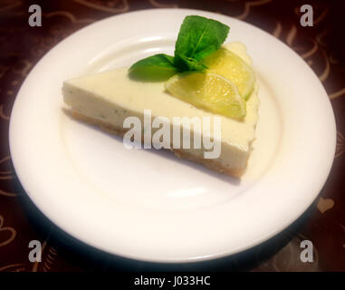 Deliziosa cheesecake da limone su una piastra bianca fotografato in close-up Foto Stock