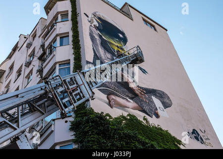 Street Art graffiti essendo dipinta su edificio di appartamenti a Tbilisi, Georgia, Europa orientale Foto Stock