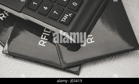 Generatore di TAN e RFID manicotti di protezione per il vostro secure carte di credito contro attacchi da parte di hacker Foto Stock