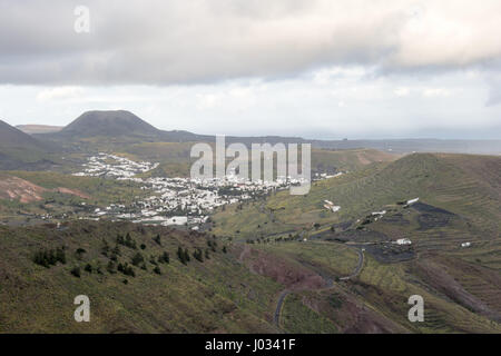 Vista di Haria dal Mirador de Lanzarote Lanzarote su un nuvoloso giorno d'inverno. Questa città è famosa per essere conformata come una strega su una scopa. Foto Stock