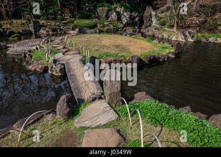 Shinchi Teien o stagno sacro Garden è stato stabilito durante il primo periodo Meiji. Lasciato inattivo per molti anni, è stata restaurata nel 1999. Il centerp Foto Stock