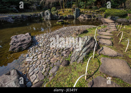 Shinchi Teien o stagno sacro Garden è stato stabilito durante il primo periodo Meiji. Lasciato inattivo per molti anni, è stata restaurata nel 1999. Il centerp Foto Stock