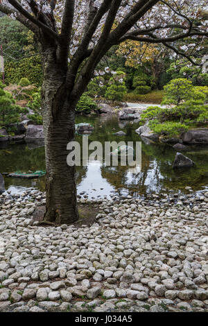 Shiosai parco giardino Giapponese con Sakura Cherry Blossoms - Shiosai Teien è un tradizionale Chisen Kaiyu Shiki giapponese passeggiando stagno giardino con teah Foto Stock