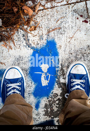 Blue street graffiti di Peter Pan incorniciato dal blu scarpe di tela Foto Stock