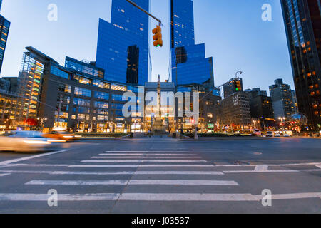 La città di New York, Stati Uniti d'America - 2 Aprile 2017: Time Warner Center visto dal Columbus Circle, era il più alto-elencati di valore di mercato nella città di New York, $1.1 billio Foto Stock