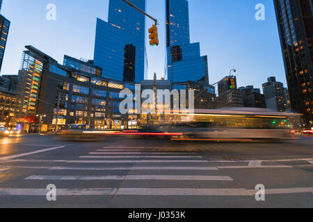 La città di New York, Stati Uniti d'America - 2 Aprile 2017: Time Warner Center visto dal Columbus Circle, era il più alto-elencati di valore di mercato nella città di New York, $1.1 billio Foto Stock