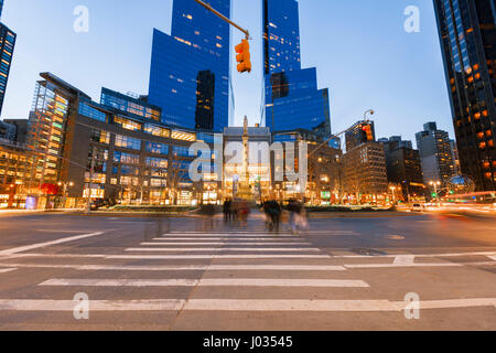 La città di New York, Stati Uniti d'America - 2 Aprile 2017: Time Warner Center visto dal Columbus Circle, era il più alto-elencati di valore di mercato nella città di New York, $1.1 billio Foto Stock