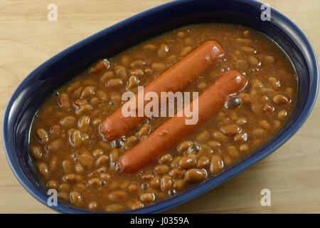 Close up della Turchia hot dog wurstel e fagioli in vaso blu Foto Stock