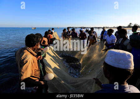 I pescatori pesca nella baia del Bengala a Saint Martin's Island. Cox's Bazar, Bangladesh. Foto Stock