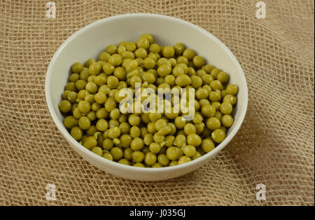 Conserve di sale basso piselli dolci nella ciotola bianco su tela Foto Stock