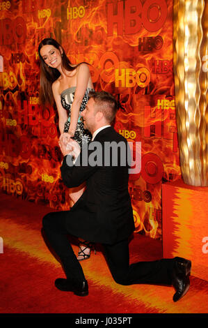 Chris Hardwick e Lydia Hearst pretende di proporre in corrispondenza del HBO Emmy 2015 dopo essere partito al Pacific Design Center su settembre 20th, 2015 a Los Angeles, California. Foto Stock