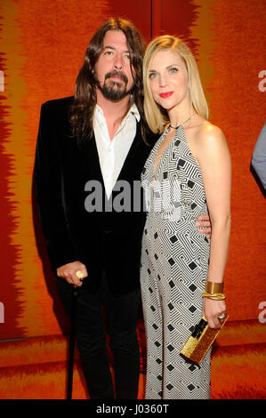 Dave Grohl e moglie Jordyn Blum assiste del HBO Emmy 2015 dopo essere partito al Pacific Design Center su settembre 20th, 2015 a Los Angeles, California. Foto Stock