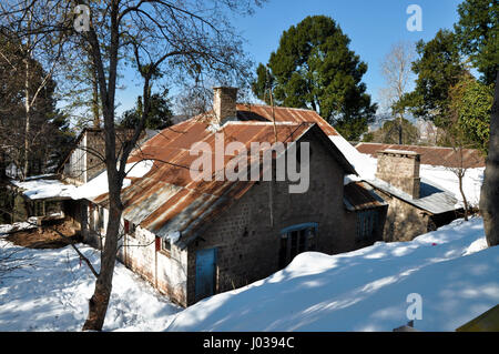 tetto rustico nella neve Foto Stock