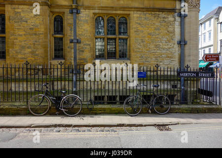 Biciclette di studente Foto Stock