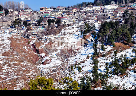 Villaggio innevato in montagna Foto Stock