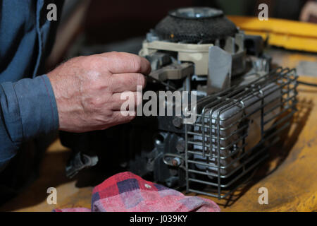 Riparazione di tosaerba motore Foto Stock