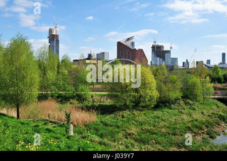 Edifici di nuova costruzione e a Stratford, East London UK, visto dal Queen Elizabeth Olympic Park Foto Stock