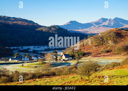 Vista di Snowdon horseshoe sul gelido inverno mattina nel Parco Nazionale di Snowdonia (Eryri) da sopra Capel Curig, Conwy, il Galles del Nord, Regno Unito, Gran Bretagna Foto Stock