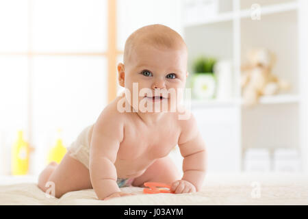 Ritratto di un bambino gattona sulla moquette in camera da letto Foto Stock