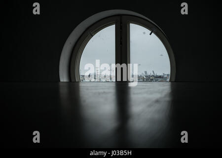 Vista urbano dalla finestra rotonda di San Pietroburgo Foto Stock