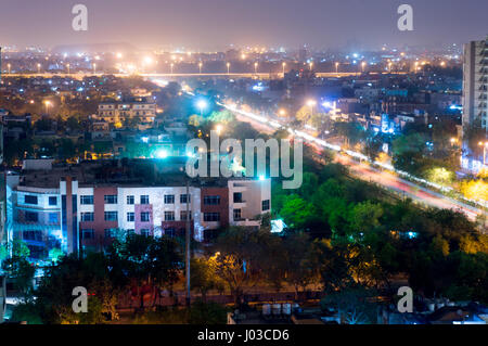 Noida cityscape di notte che mostra luci, edifici e residenze. Mostra l'urbanizzazione e lo sviluppo di Delhi Foto Stock