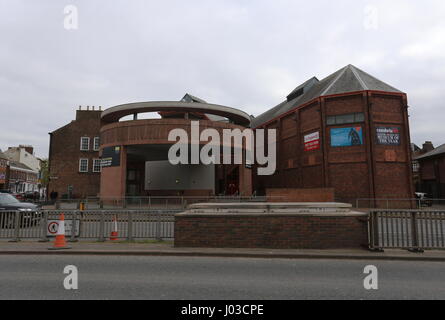 Esterno del Tullie House Museum Carlisle Cumbria Regno Unito Aprile 2017 Foto Stock