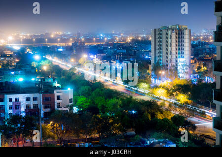 Noida cityscape di notte che mostra luci, edifici e residenze. Mostra l'urbanizzazione e lo sviluppo di Delhi Foto Stock