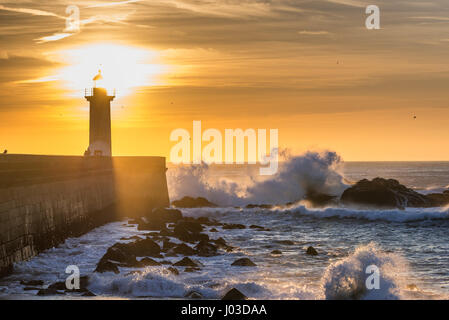 Scenic tramonto sull'Oceano Atlantico. Vista con Felgueiras faro in Foz do Douro distretto della città di Porto, la seconda più grande città in Portogallo Foto Stock