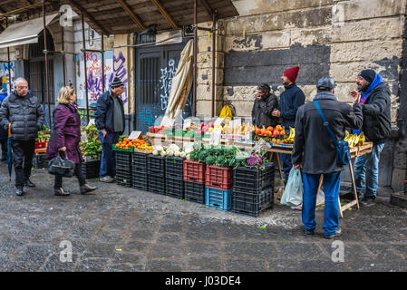 Supporto Greengrocery sul famoso vecchio mercato del pesce chiamato La Pescheria nella città di Catania, est della isola di Sicilia, Italia Foto Stock