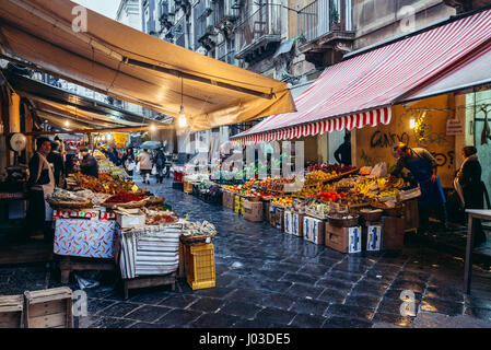 La verdura e la frutta in vendita sul vecchio mercato del pesce chiamato La Pescheria nella città di Catania, est della isola di Sicilia, Italia Foto Stock