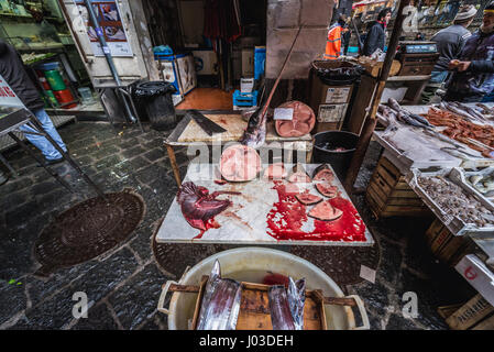 Pezzi di pesce per la vendita sul famoso vecchio mercato del pesce chiamato La Pescheria nella città di Catania, est della isola di Sicilia, Italia Foto Stock