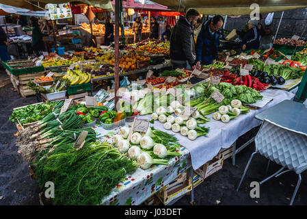 Supporto Greengrocery sul famoso vecchio mercato del pesce chiamato La Pescheria nella città di Catania, est della isola di Sicilia, Italia Foto Stock