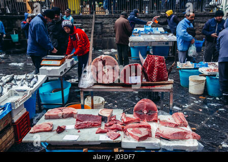 Pezzi di pesce spada in vendita sul famoso vecchio mercato del pesce chiamato La Pescheria nella città di Catania, est della isola di Sicilia, Italia Foto Stock